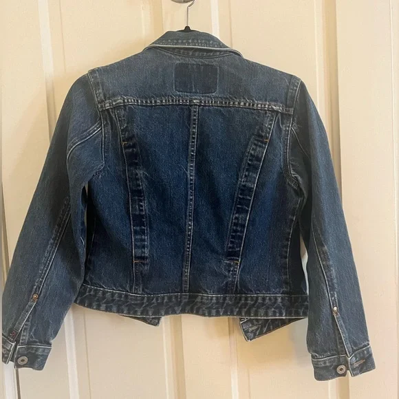 Guess Jean jacket marked as medium, but fits like a small - Picture 2 of 6